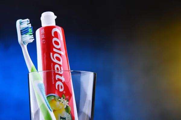 Složení s Colgate zubní pastu a kartáček na zuby — Stock fotografie