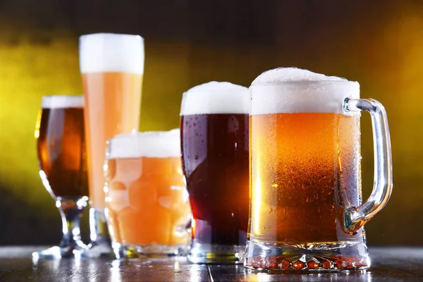 Kompozice s pěti sklenicemi piva — Stock fotografie