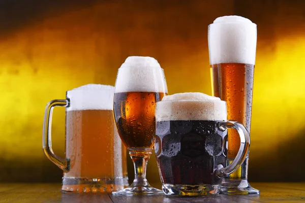 Komposition mit vier Gläsern Bier — Stockfoto