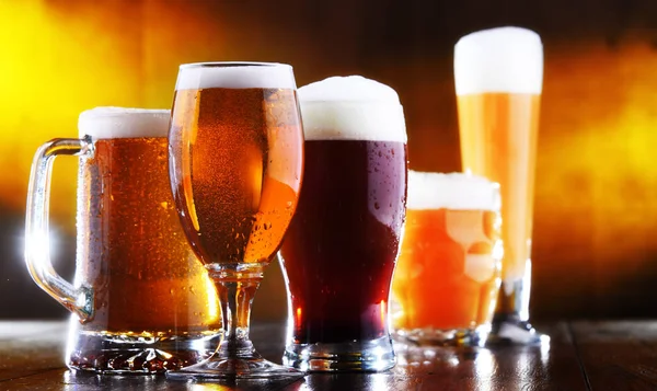 Composição com cinco copos de cerveja — Fotografia de Stock