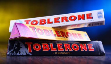 Üç kalıp Toblerone çikolata