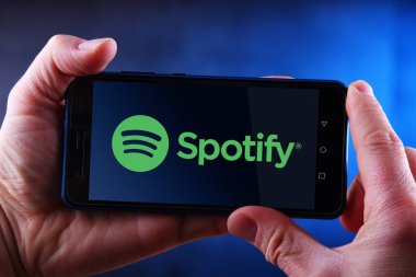 Spotify logo görüntüleme smartphone holding eller
