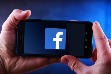 Facebook logo görüntüleme smartphone holding eller