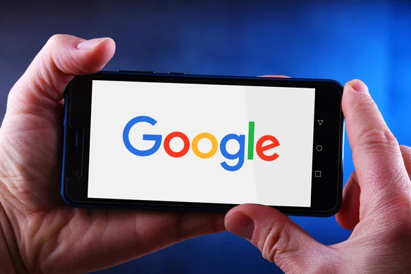 Mãos segurando smartphone exibindo logotipo do Google — Fotografia de Stock