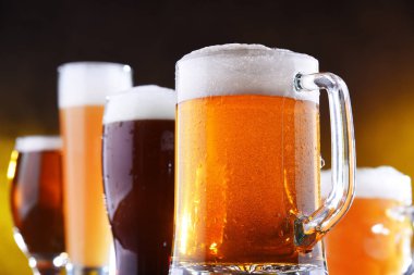 Beş bardak birayla kompozisyon