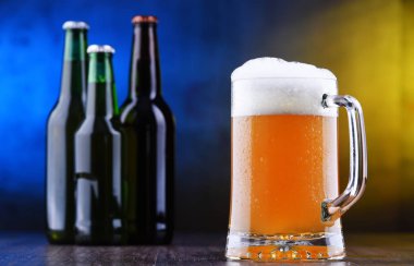 Bardak ve bira şişeleriyle kompozisyon