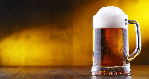 Összetétel egy pohár csapolt sörrel — Stock Fotó