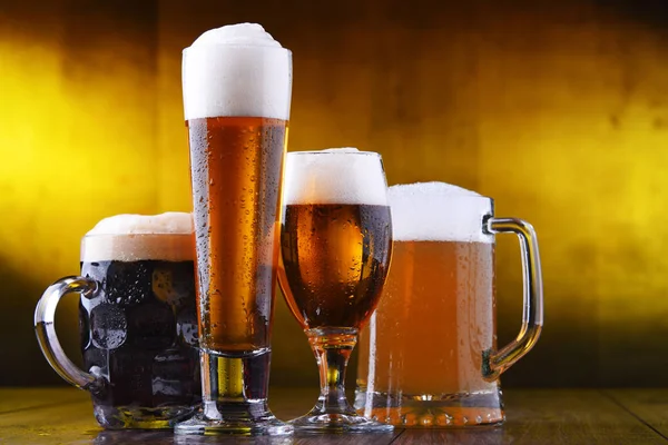 Kompozice se čtyřmi sklenicemi piva — Stock fotografie