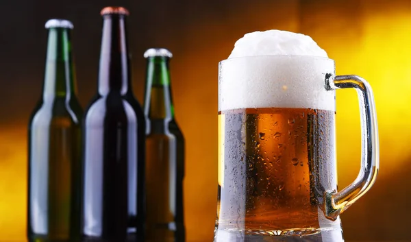 Samenstelling met glas en flessen bier — Stockfoto