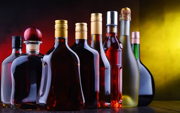 Бутылки различных алкогольных напитков . — стоковое фото