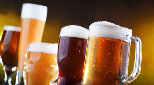 Composición con cinco vasos de cerveza —  Fotos de Stock