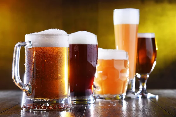Komposition mit fünf Gläsern Bier — Stockfoto