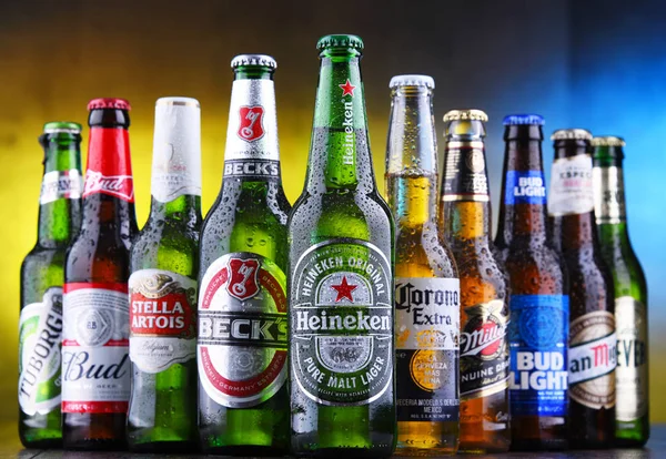 Ünlü küresel bira markalarının şişe — Stok fotoğraf