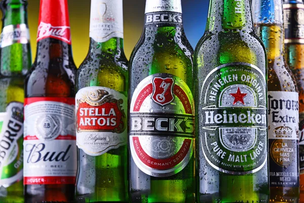 Garrafas de famosas marcas globais de cerveja — Fotografia de Stock