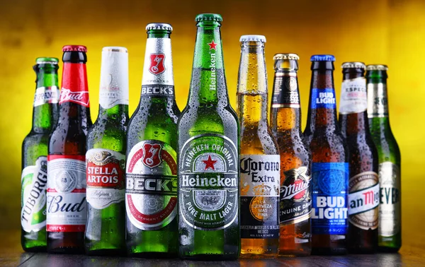 Botellas de famosas marcas mundiales de cerveza —  Fotos de Stock