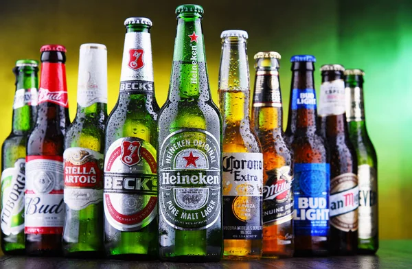 Botellas de famosas marcas mundiales de cerveza —  Fotos de Stock