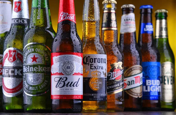 Láhve ze slavných globální pivních značek — Stock fotografie