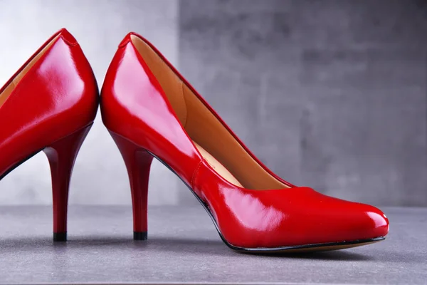 Bir çift yüksek topuklu kırmızı ayakkabıyla kompozisyon — Stok fotoğraf