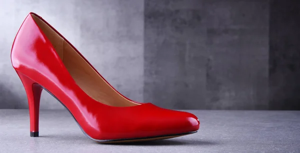 Kırmızı yüksek topuk ayakkabı ile kompozisyon — Stok fotoğraf