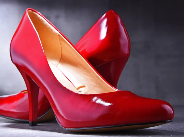 Sammansättning med ett par röda högklackade skor — Stockfoto