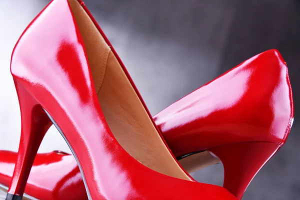 Bir çift yüksek topuklu kırmızı ayakkabıyla kompozisyon — Stok fotoğraf