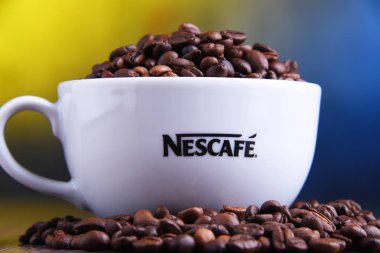 Fincan Nescafe kahve çekirdekleri ile kompozisyon