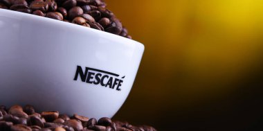 Fincan Nescafe kahve çekirdekleri ile kompozisyon