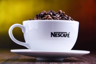 Fincan Nescafe kahve çekirdekleri ile kompozisyon