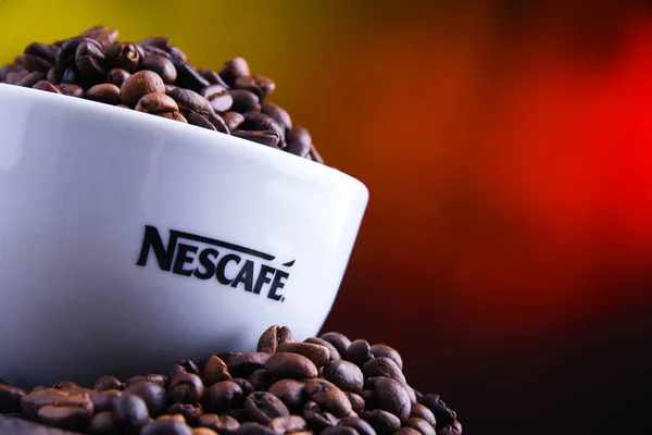 Samenstelling met kop Nescafe koffie bonen — Stockfoto
