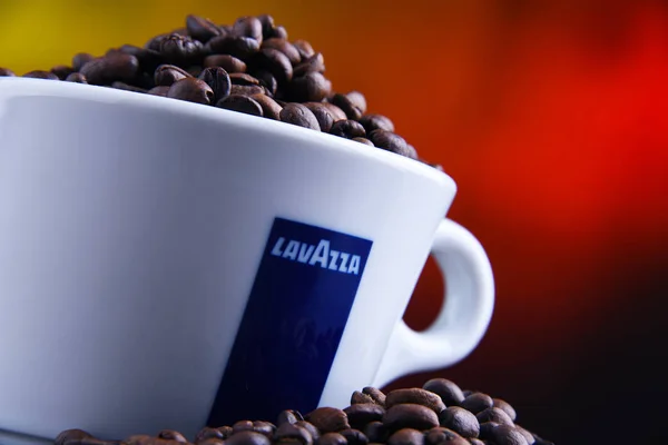 Композиція з чашкою кава Lavazza і квасолі — стокове фото