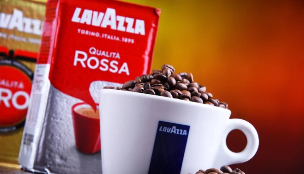 Composición con taza de café Lavazza y frijoles — Foto de Stock