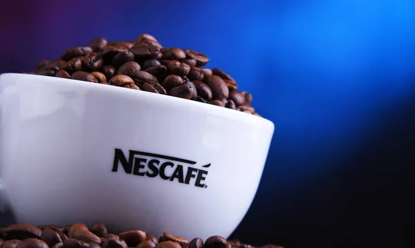 Composição com xícara de grãos de café Nescafe — Fotografia de Stock