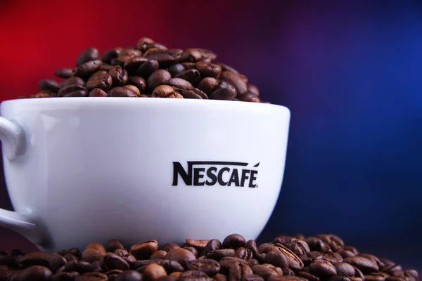 Composição com xícara de grãos de café Nescafe — Fotografia de Stock