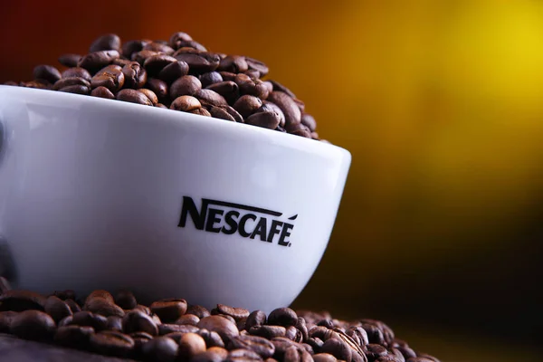 Composição com xícara de grãos de café Nescafe — Fotografia de Stock