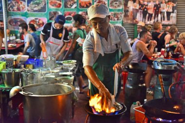 Çin sokak yemekleri Bangkok Çin Mahallesi 'nde satılıyor.