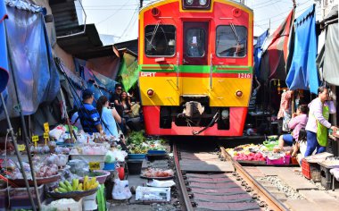 Tren geçerken Maeklong demiryolu Pazar, Tayland