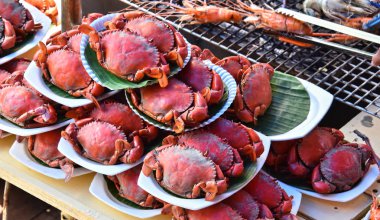 Tayland 'da sokak restoranında karides ve yengeç ızgarası.