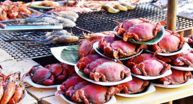 Tayland 'da sokak restoranında karides ve yengeç ızgarası.