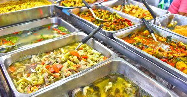 Tayland 'da teknede sokak restoranında deniz ürünleri.