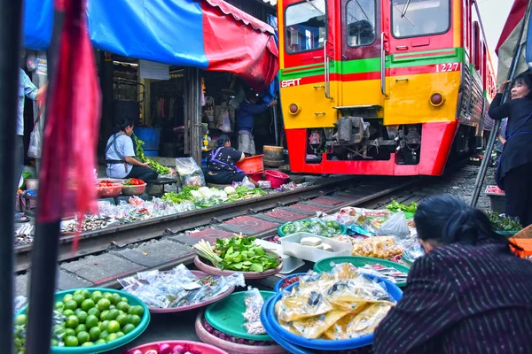 Tren geçerken Maeklong demiryolu Pazar, Tayland — Stok fotoğraf