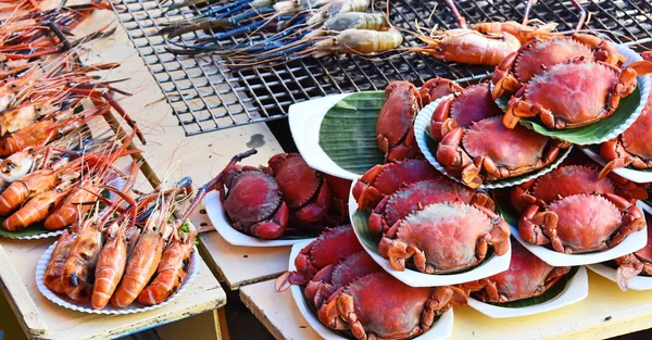 Grilování krevety a krabi v pouliční restauraci v Thajsku — Stock fotografie