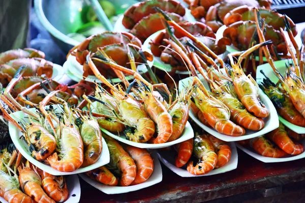 Comida para camarones en el restaurante callejero en Tailandia —  Fotos de Stock