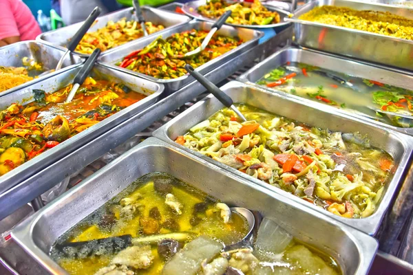 Frutos do mar no restaurante de rua em barco na Tailândia — Fotografia de Stock