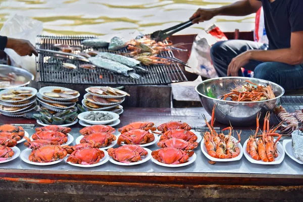Tayland teknede deniz ürünleri hazırlama. — Stok fotoğraf