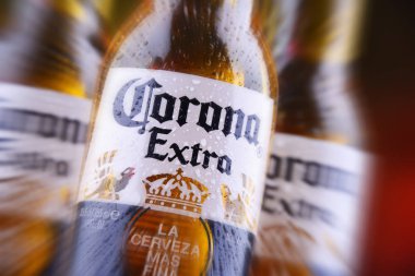 Corona ekstra bira şişeleri