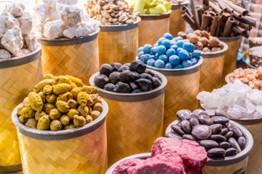 Arap sokak pazarı Stall üzerinde baharatlar ve otlar