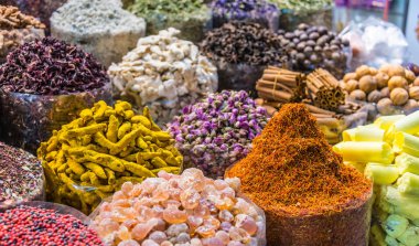 Arap sokak pazarı Stall üzerinde baharatlar ve otlar