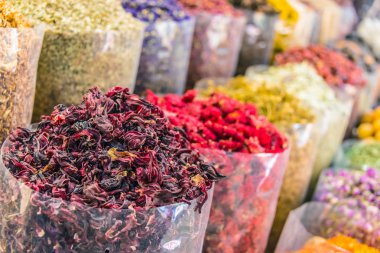 Arap sokak pazarı Stall üzerinde baharatlar ve otlar