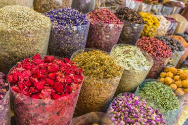 Arap sokak pazarı Stall üzerinde baharatlar ve otlar