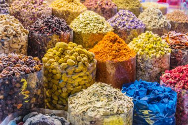 Arap sokak pazarı Stall üzerinde baharatlar ve otlar